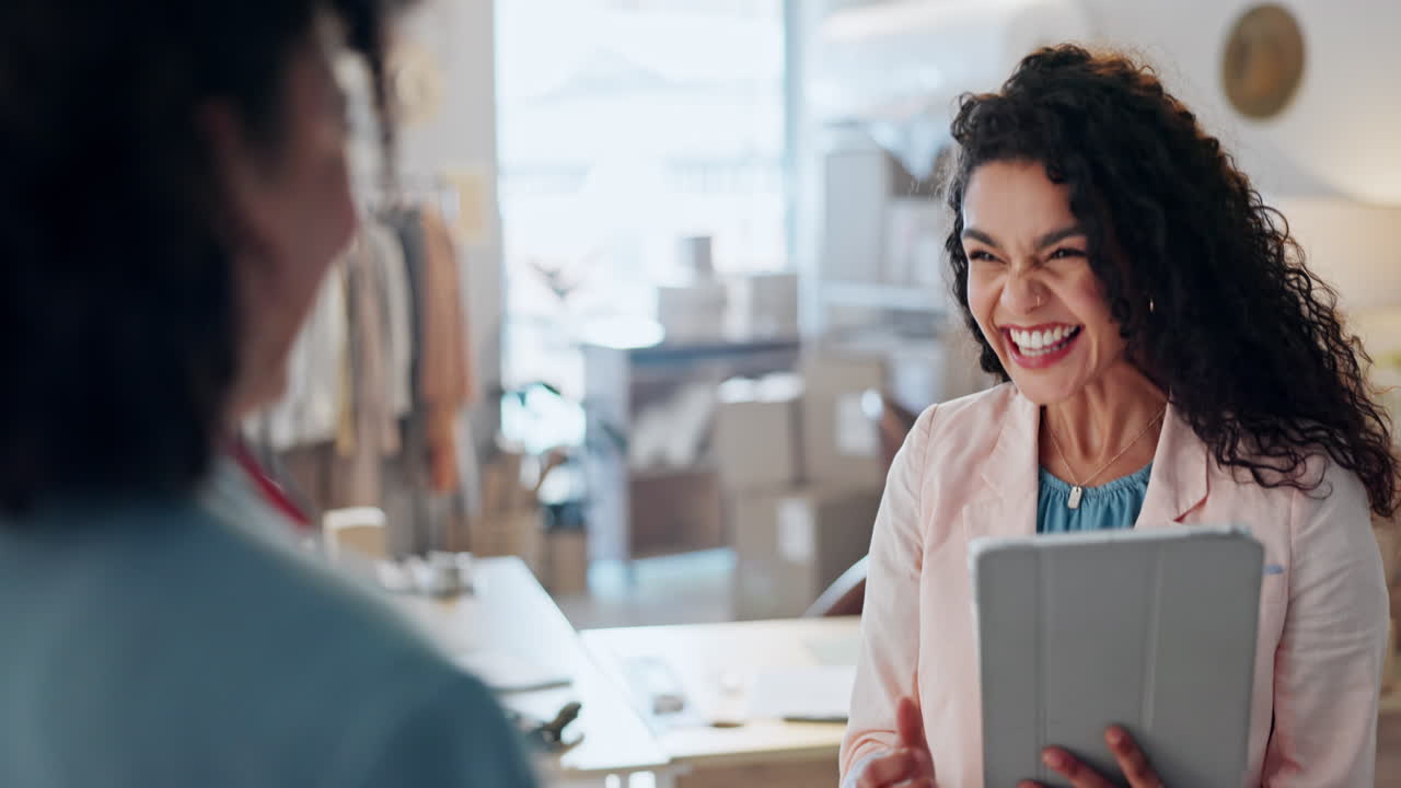 mujeres, tableta y cinco para el éxito