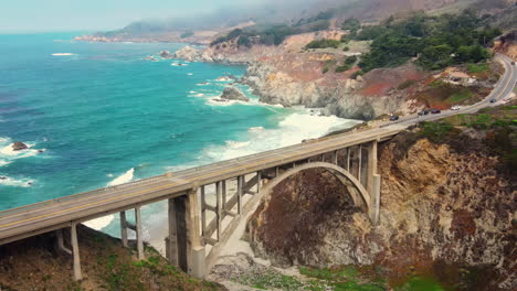 Die-Ansicht-Einer-Drohne-Von-Big-Sur-Und-Rocky-Creek-Bridge-In-Kalifornien