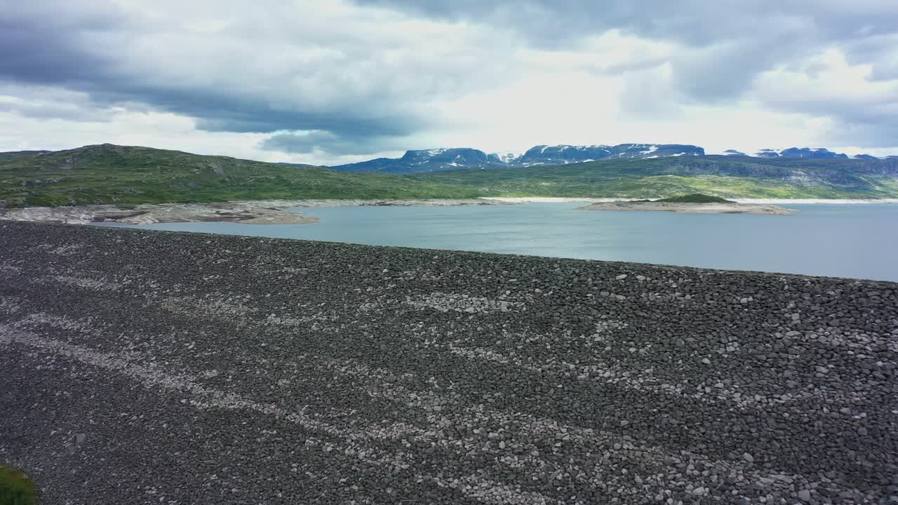 수력 발전소를 위한 저수지 댐 접근 - sysendammen norway - 거대한 댐과 극적인 구름의 장엄한 전망 - hardangervidda 국립 공원 공중