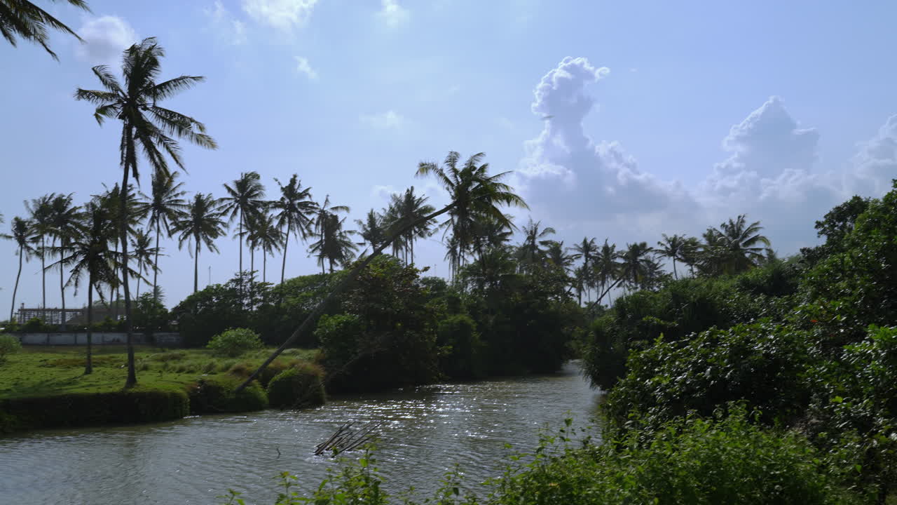 foto de un río que desemboca en el océano en un día soleado en la playa de abian kapas, canggu, bali
