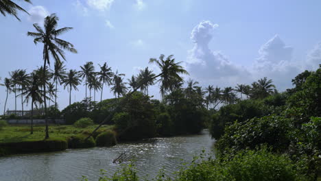 foto de un río que desemboca en el océano en un día soleado en la playa de abian kapas, canggu, bali