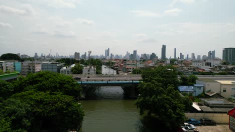 Vista-Aérea-Ascendente-De-Los-Canales-De-La-Ciudad-De-Bangkok-Con-El-Horizonte-De-Tailandia-En-Segundo-Plano.