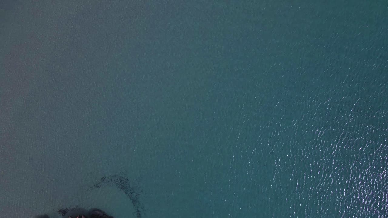 clip en movimiento hacia atrás de 4k sobre un naufragio en la playa tropical de epanomi, al norte de grecia