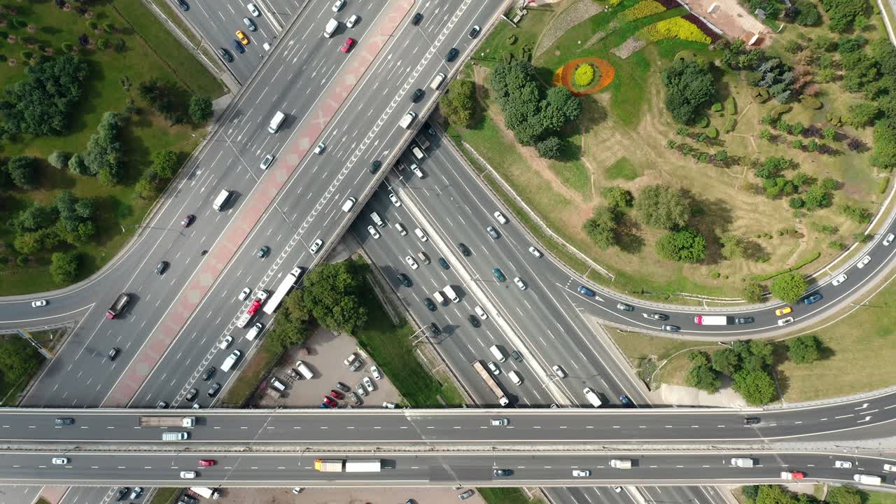 도로 교차로 위에서 아래로 이동하는 공중 사진