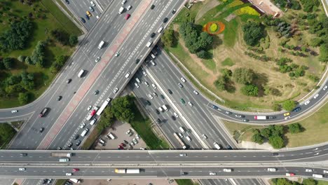 movimiento hacia abajo vista aérea por encima de la intersección del cruce de carreteras