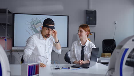 un hombre y una mujer trabajando en un proyecto de investigación en un laboratorio