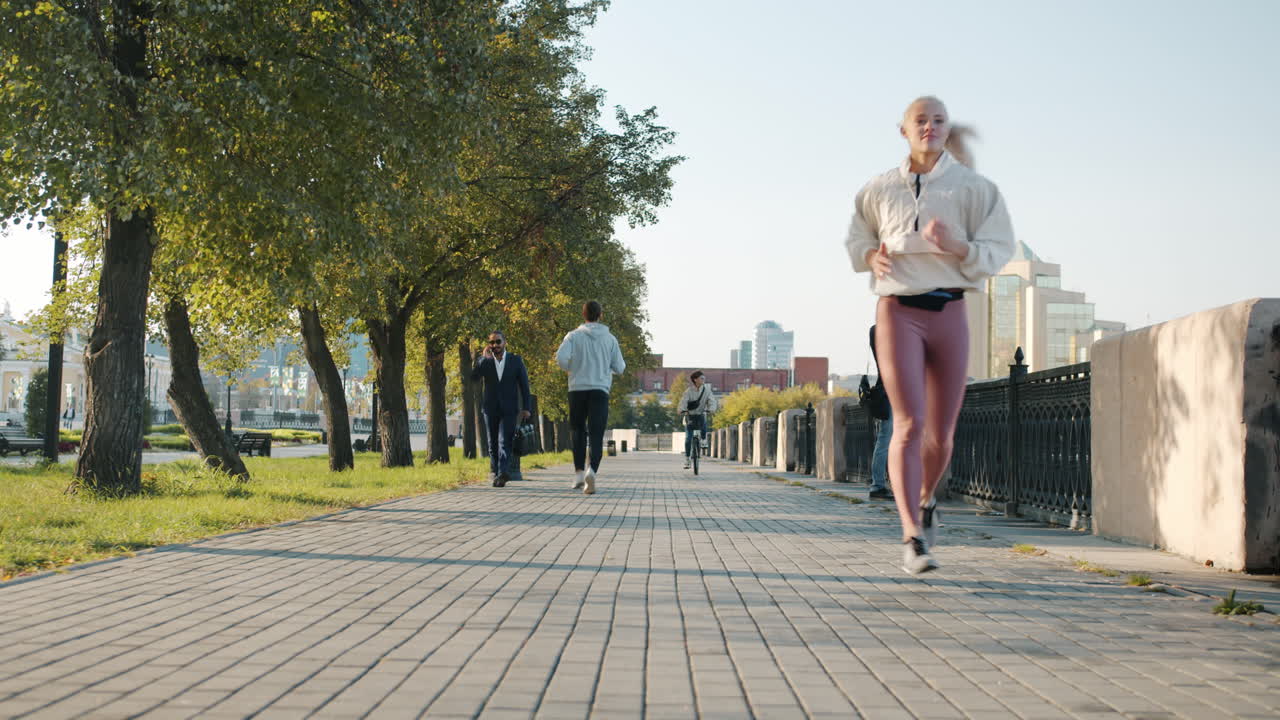 escena del parque de la ciudad con gente