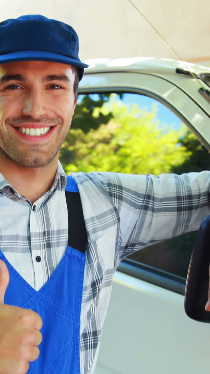 Faz-tudo sorridente encostado à sua carrinha