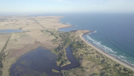 Lago-De-Los-Cisnes-Cerca-De-La-Playa-De-Summerland-En-Phillip-Island,-Victoria,-Australia