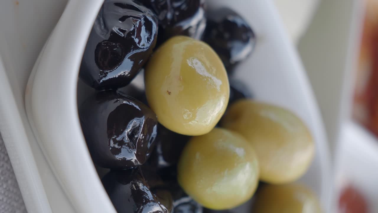 aceitunas negras y verdes