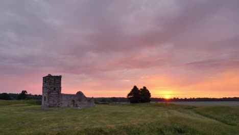 Iglesia-Knowlton-En-Una-Mañana-De-Verano,-Dorset,-Inglaterra