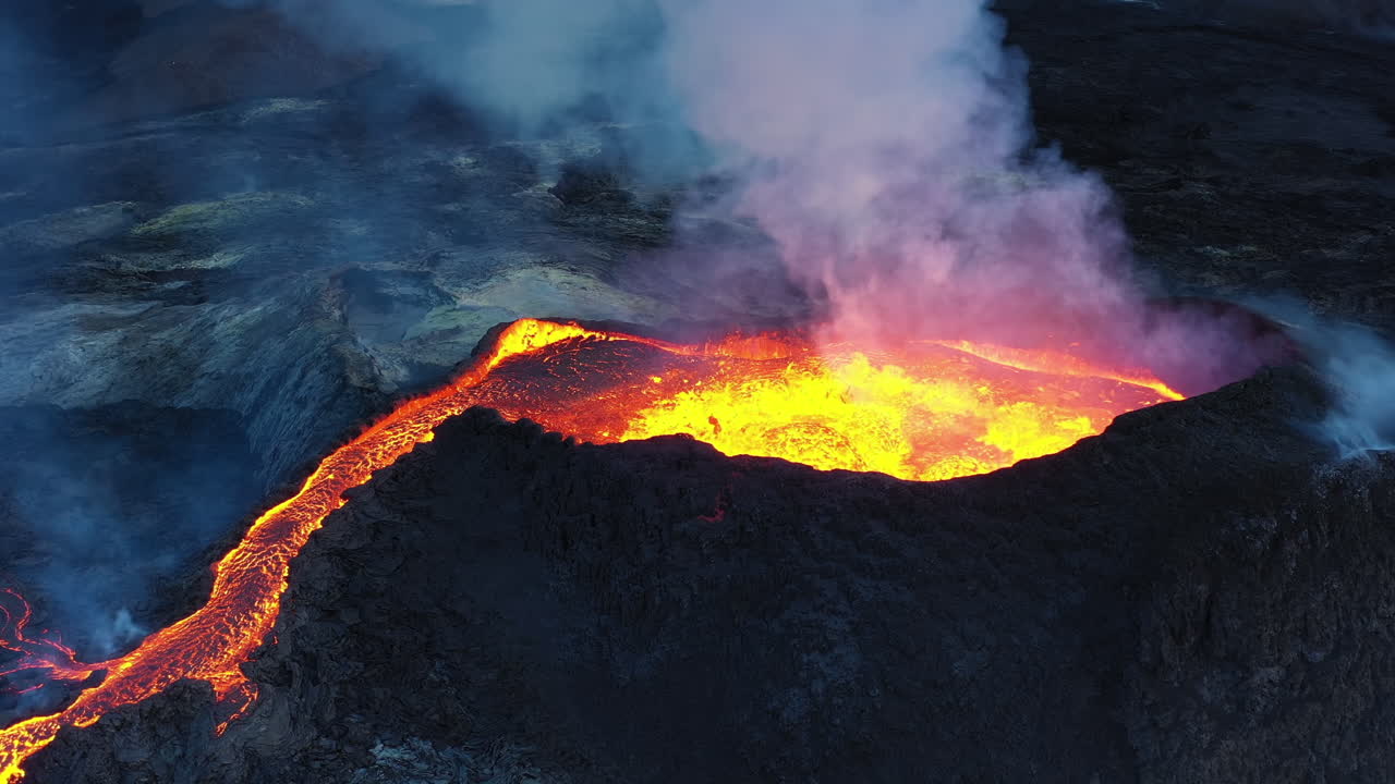 Vulcano in eruzione con flusso di lava