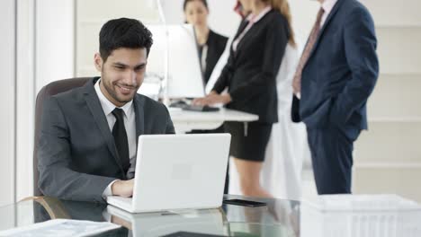 hombres de negocios árabes de oriente medio