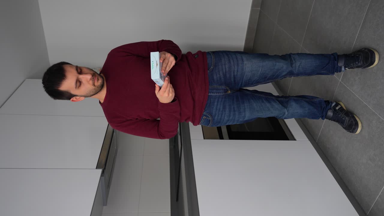 Mand nikker og godkender et produkt i en æske, giver tommelfinger op.
