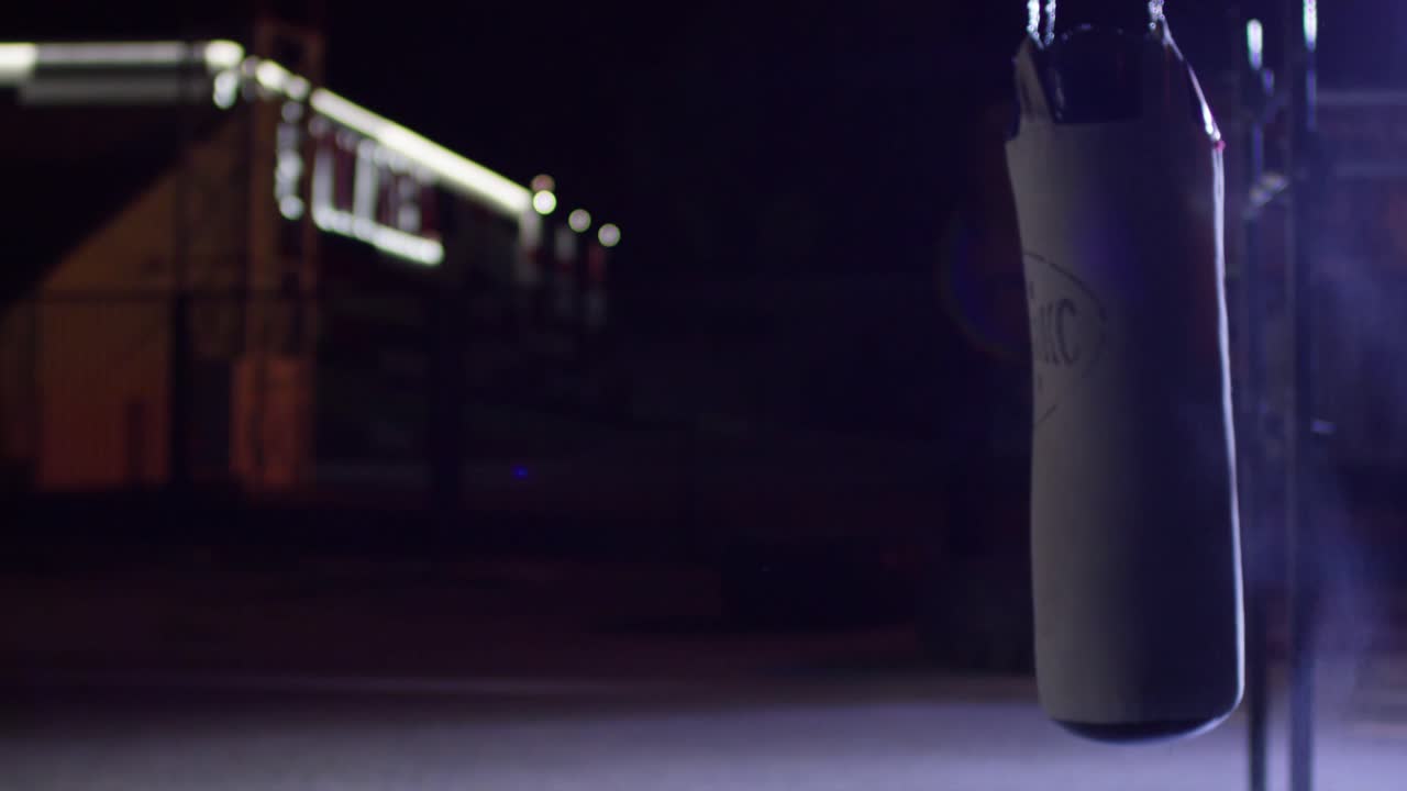 bolsa de boxeo por la noche