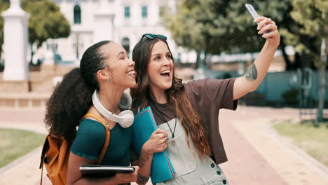 amigos felices de la universidad tomando una selfie en el campus.