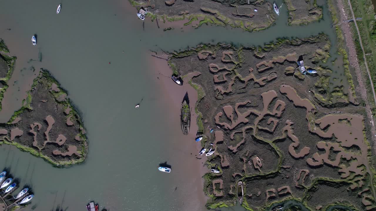 vista aérea del barco en ruinas abandonado en los humedales en el puerto deportivo de tollesbury, essex, inglaterra, reino unido