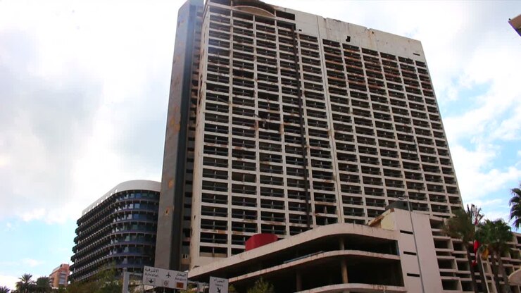 Vista em ângulo baixo do destruído Holiday Inn em Beirute, Líbano, um memorial à guerra civil.