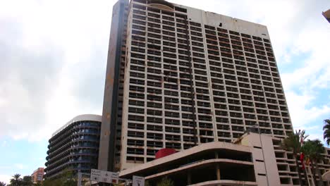 vista en ángulo bajo del holiday inn destruido en beirut, líbano, un monumento a la guerra civil