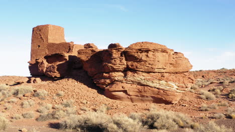 Parallaxenaufnahme-Eines-Zerstörten-Gebäudes,-Das-Auf-Einer-Sandsteinfelsenformation-Errichtet-Wurde