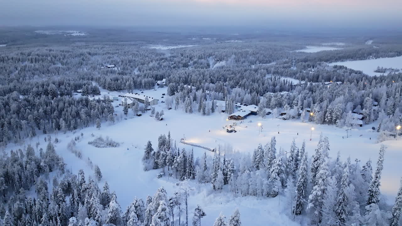 핀란드의 겨울 저녁, 살라의 경사 앞에서 회전하는 공중 전망
