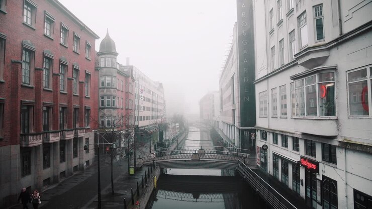 Aarhus Stadtzentrum an einem friedlichen nebligen Morgen, Dänemark, Fluss