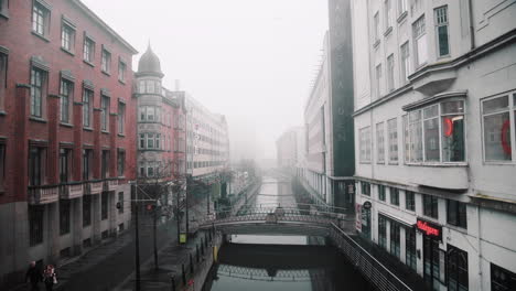 Aarhus-Stadtzentrum-Am-Friedlichen-Nebligen-Morgen-Dänemark-Fluss