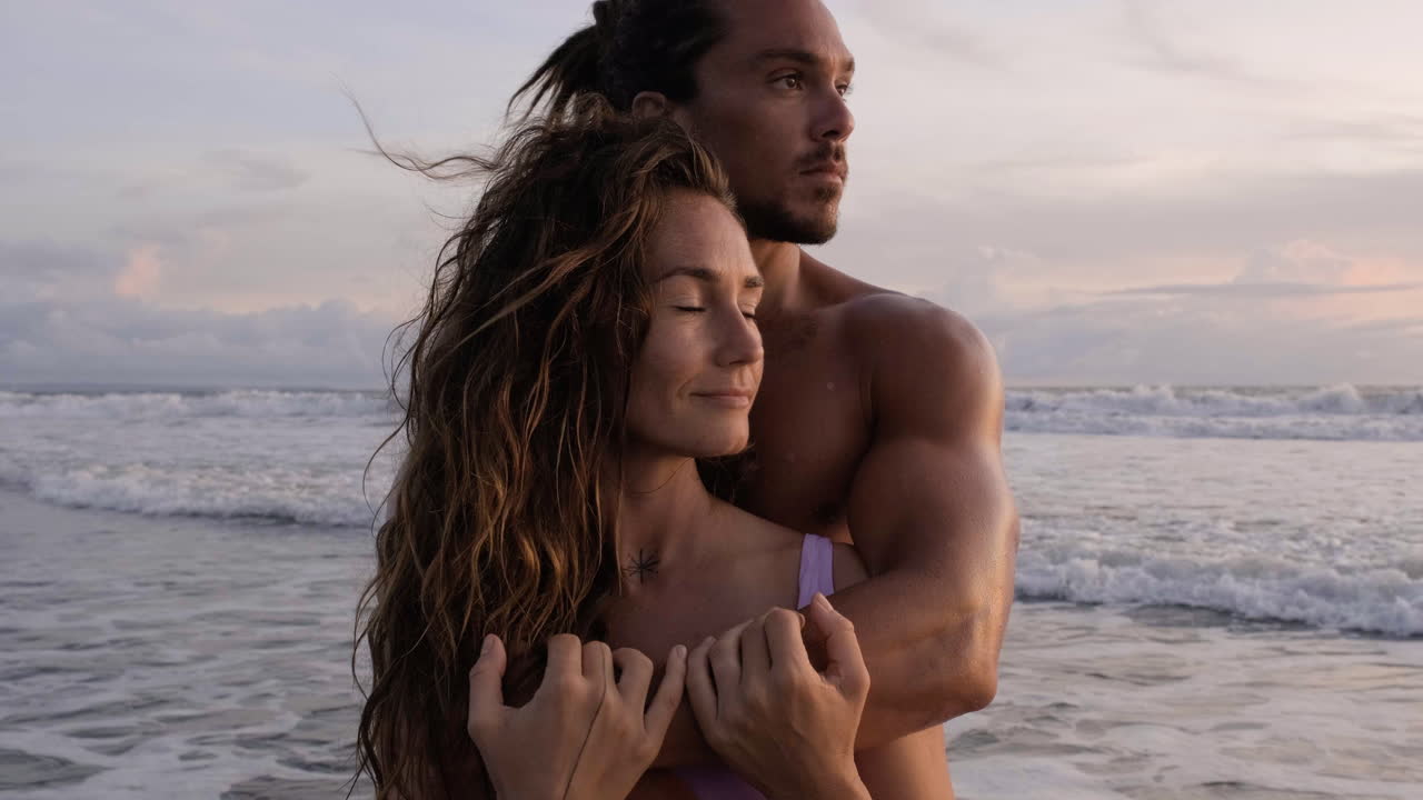 hombre y mujer abrazándose