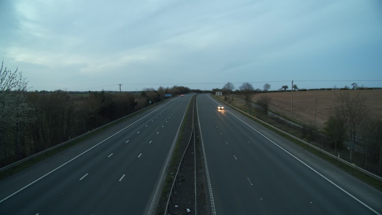 코로나19 봉쇄 기간 동안 버려진 고속도로 근처