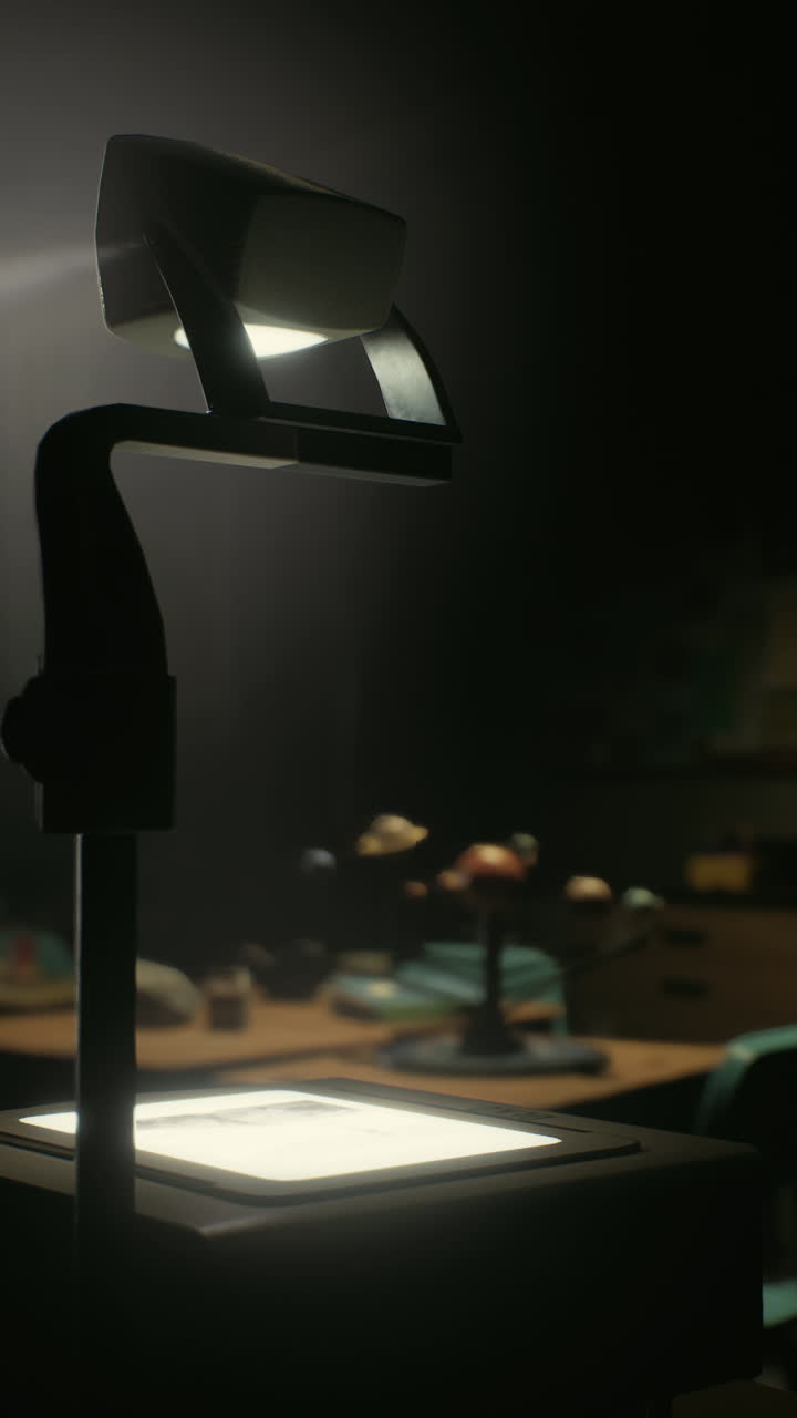 proyector aéreo de época en un aula oscura