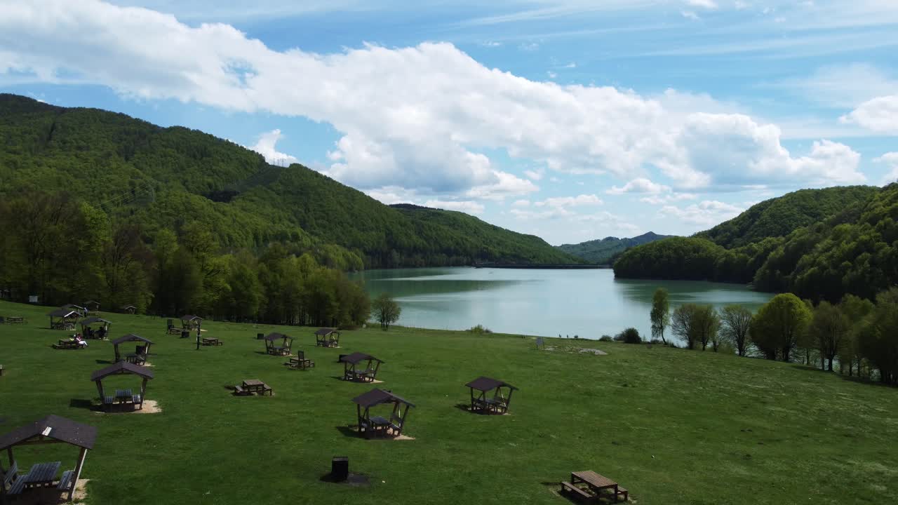 drone volando sobre la zona de acampada en la montaña
