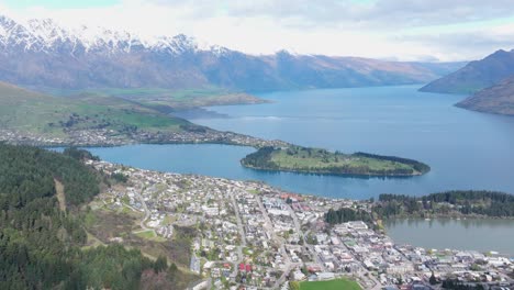 belle colonie alpine sur le lac