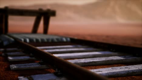 Vías-De-Tren-Abandonadas-En-El-Desierto