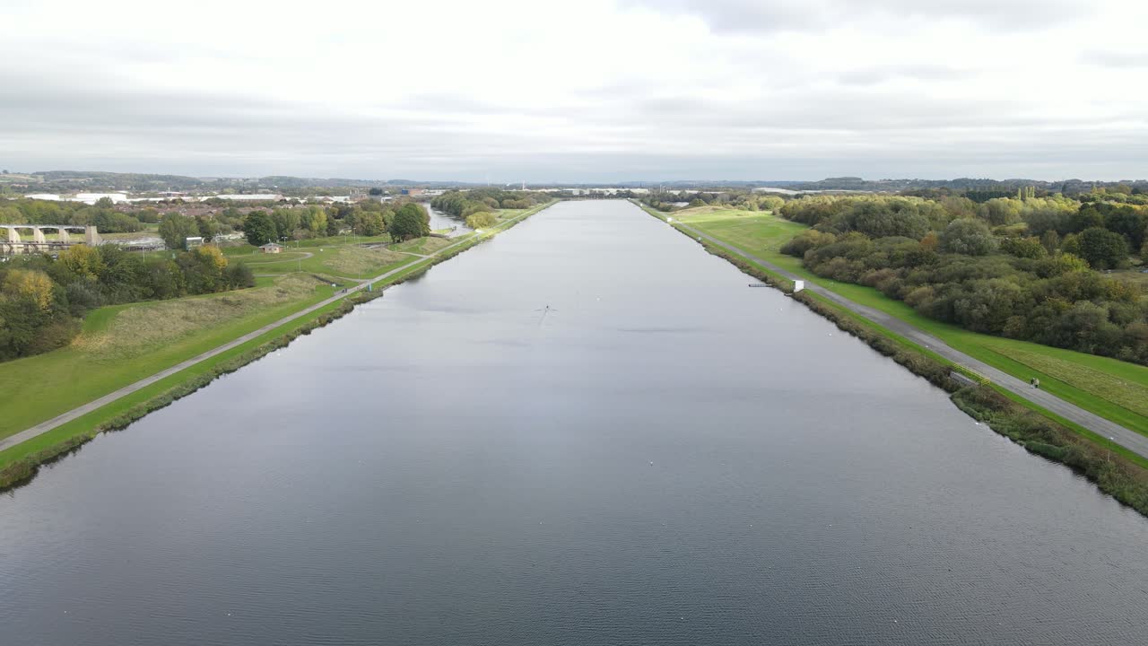 el centro nacional de deportes acuáticos holme pierrepont, nottinghamshire inglaterra reino unido vista aérea del lago principal solo remero en la distancia