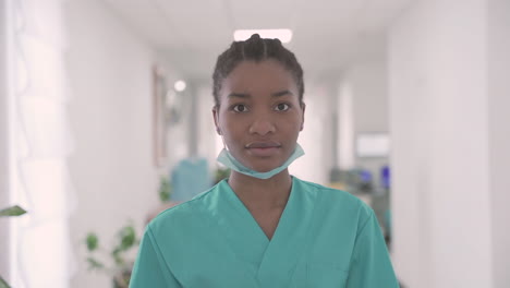 una joven doctora mira directamente a la cámara y sonríe