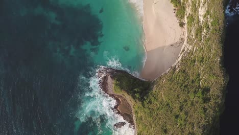 Aerial-overhead-view-of-Kelingking-Beach-in-Nusa-Penida,-Bali,-Indonesia