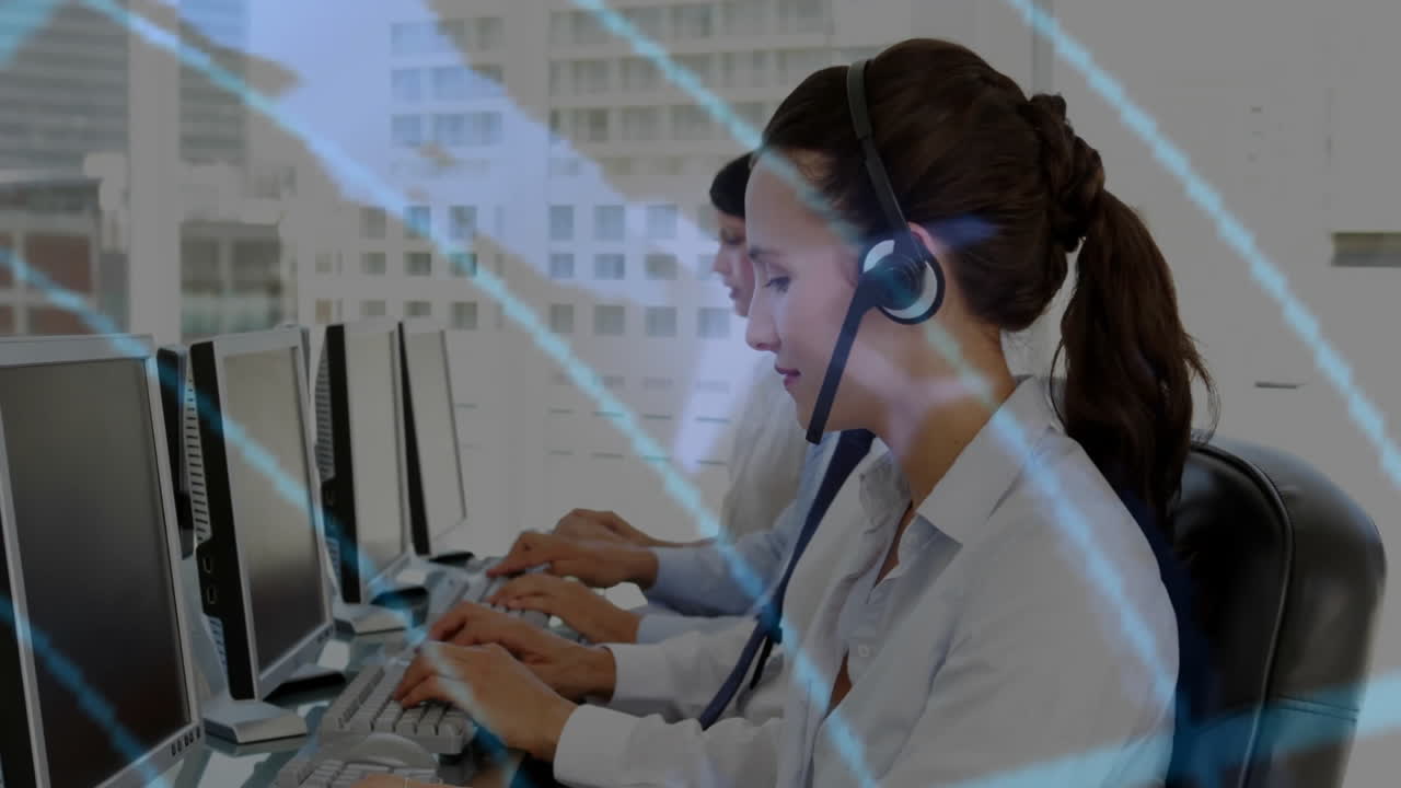 고객 서비스 담당자가 컴퓨터에서 일하고, 그 위에 통신 네트워크 애니메이션이 있습니다.