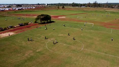 Einwurf---Fußballspieler-Auf-Dem-Grünen-Feld-Mit-Schiedsrichter-An-Der-Seite,-Der-Auf-Den-Einwurf-Wartet