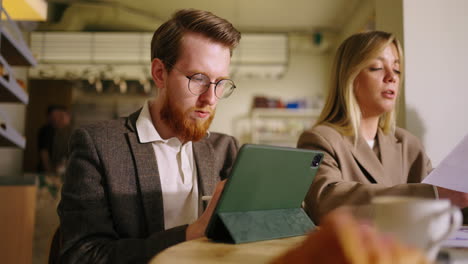 two people having a meeting at a cafe