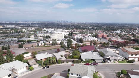 Ciudad-De-Los-ángeles,-Sobre-Casas-Urbanas-En-El-área-De-Baldwin-Hills,-Centro-De-La-Ciudad-A-Distancia