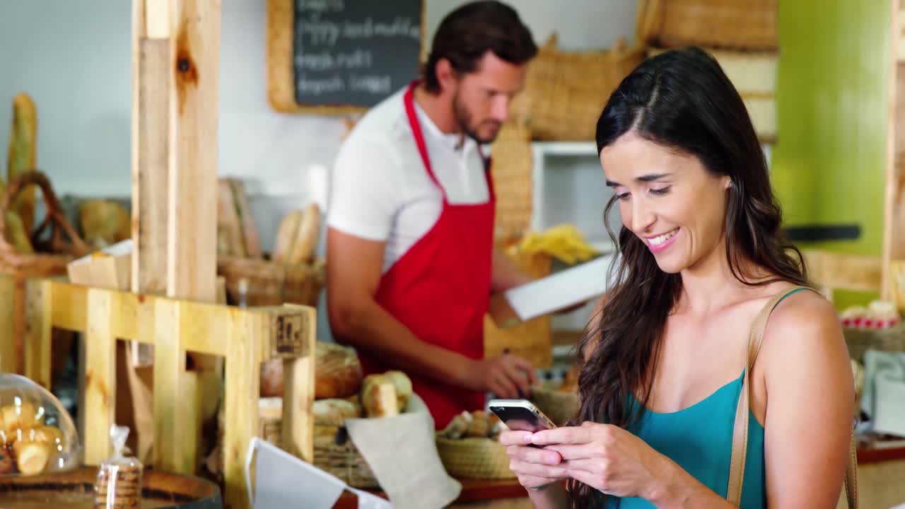 mujer enviando mensajes de texto en el teléfono móvil