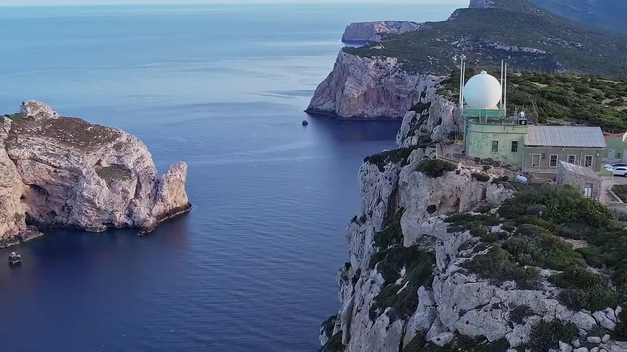 Costa della Sardegna vicino a una stazione meteorologica al tramonto