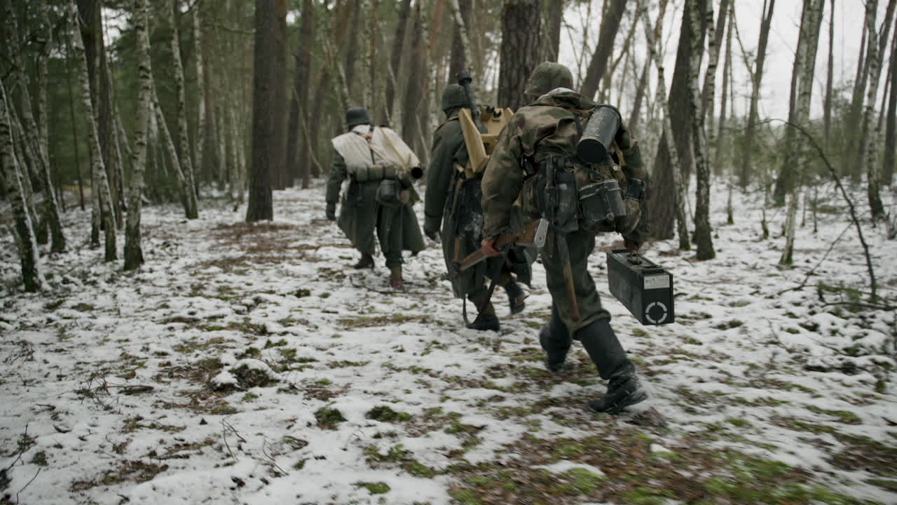 German soldiers on the march during winter war