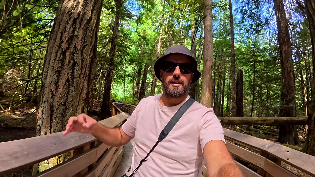 Uomo su una passerella in una foresta