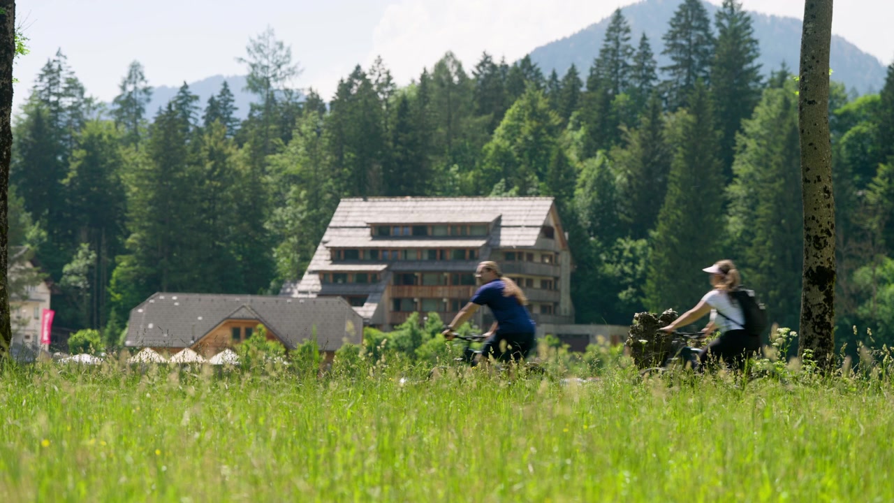 Par cykler gennem naturskønne veje om sommeren i Zgornje Jezersko, Slovenien. - Vidvinkelbillede.