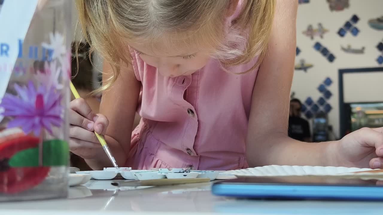 niña pintando en la clase de arte