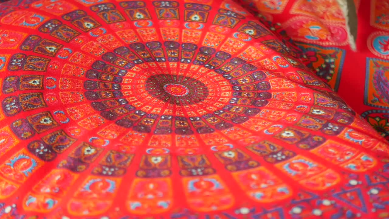 Tessuto rosso con motivo mandala