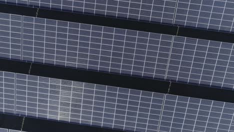 drone alejándose y girando la toma de filas de paneles solares