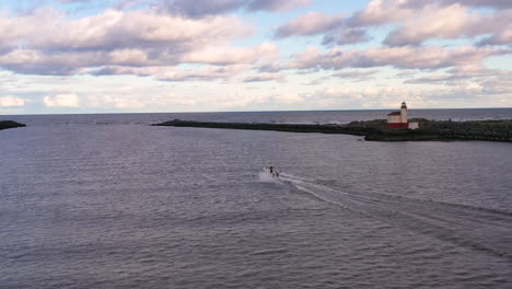 drone sigue un puerto de bandon de levadura de barco de pesca en el río coquille