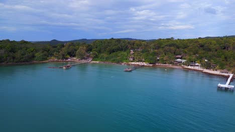 Bahía-Con-Varios-Muelles-Para-Embarcaciones.